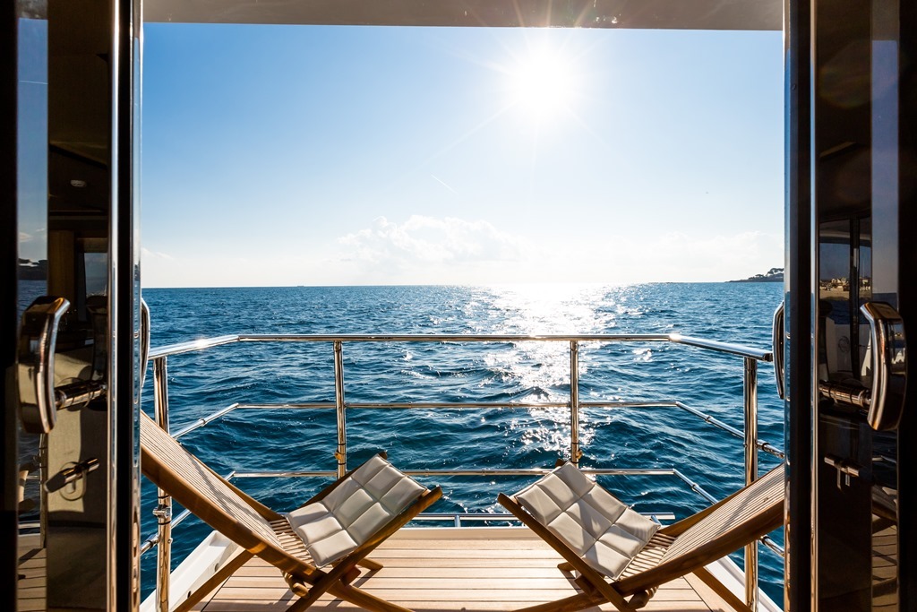 Mirrored-finish stainless steel yacht railings